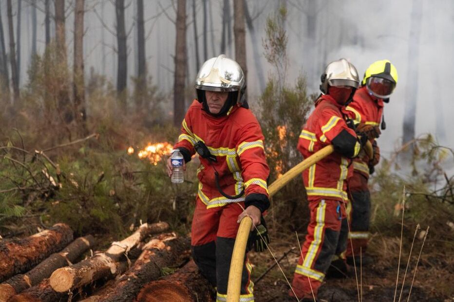 Bombeiros combatem incêndios no sudoeste de França 
