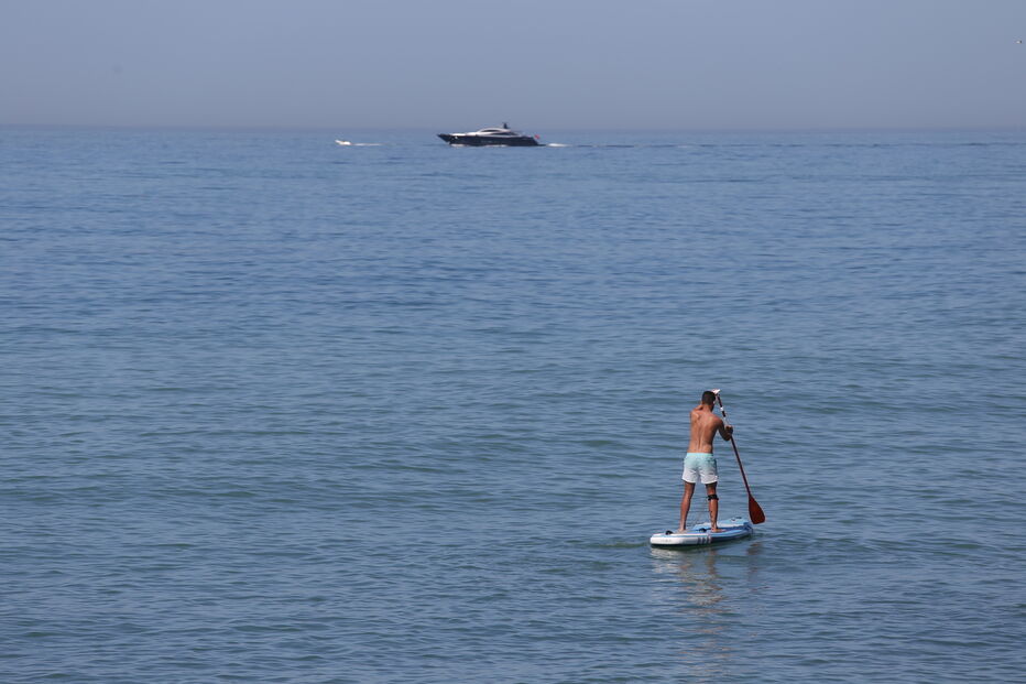 Homem a praticar stand up paddle