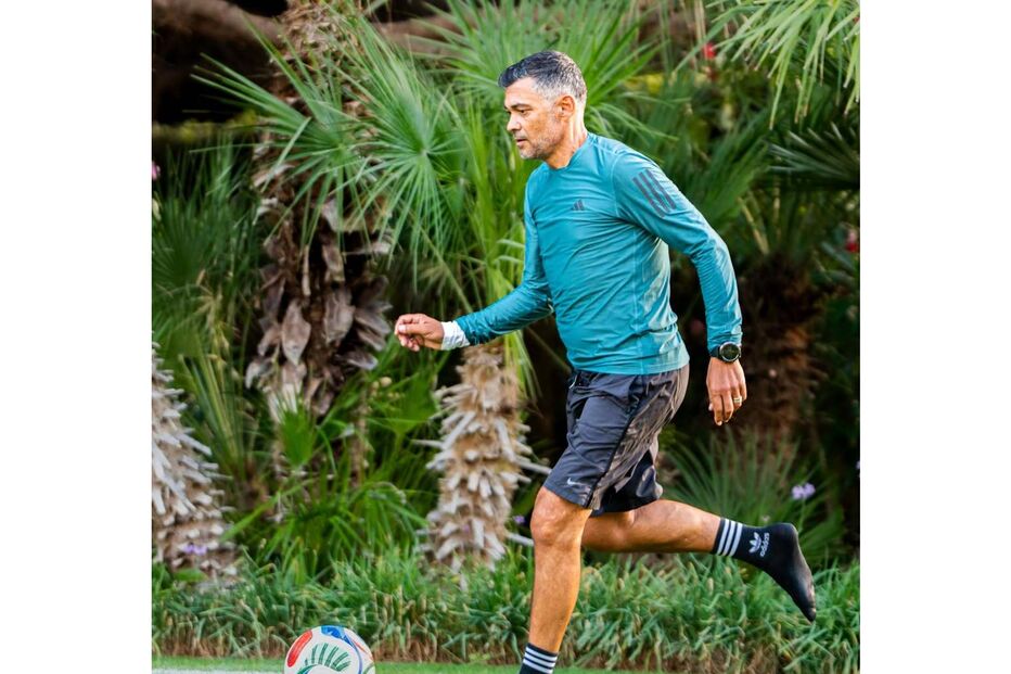 Sérgio Conceição corre com uma bola de futebol no Algarve