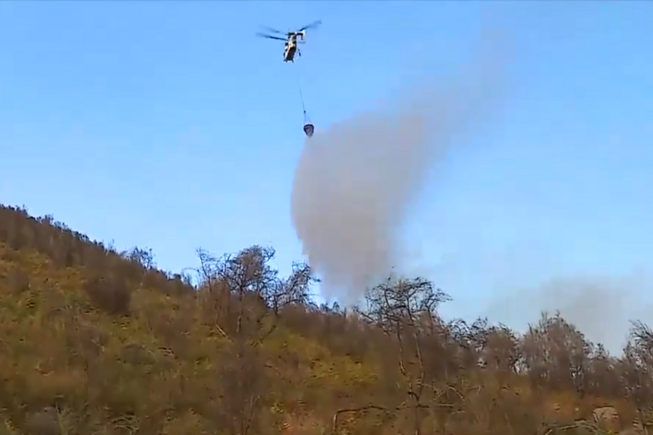 Cerca de 150 bombeiros e dois meios aéreos combatem incêndio em Vila Verde