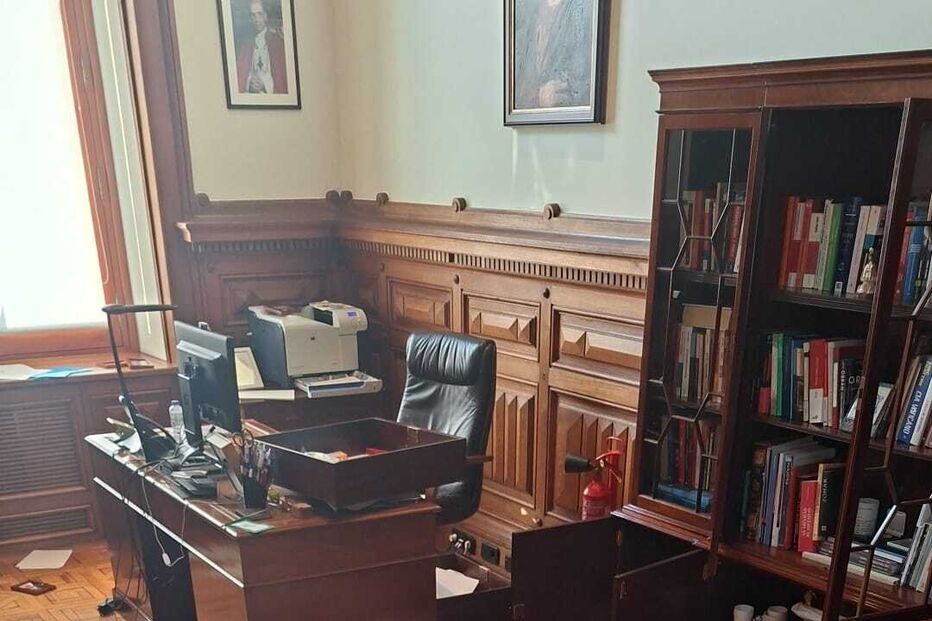 Gabinete de André Ventura no Parlamento vandalizado