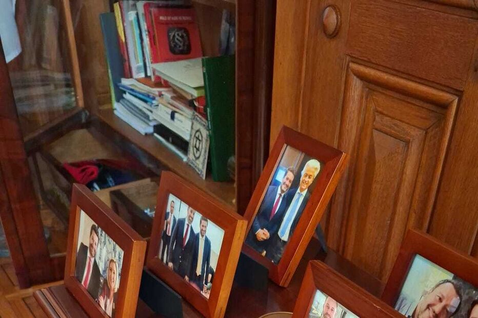 Gabinete de André Ventura no Parlamento vandalizado