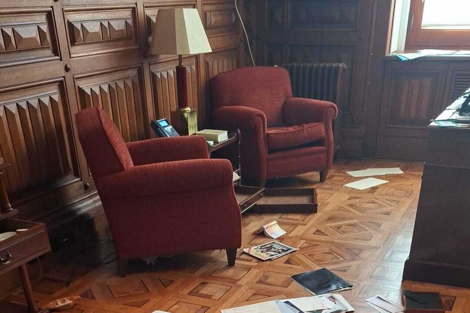 Gabinete de André Ventura no Parlamento vandalizado