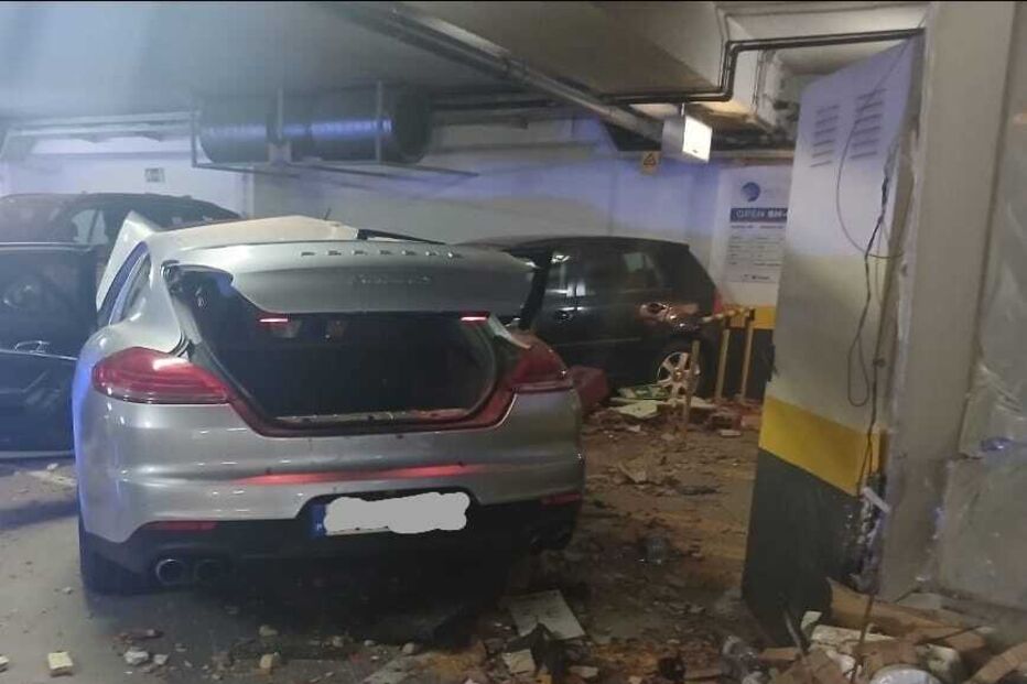 Porsche danifica três carros e poste em parque do Hotel Baía em Cascais