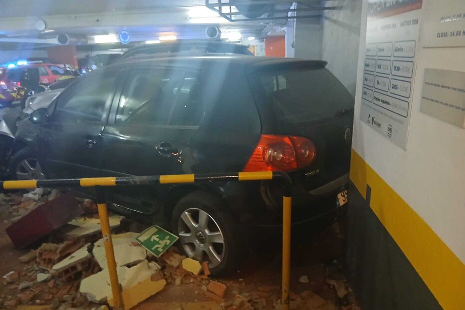 Carro despista-se em parque de estacionamento