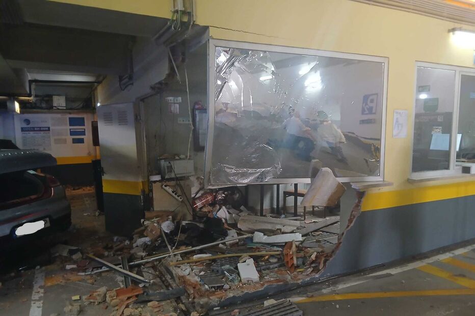 Carro despista-se em Cascais e destrói área do Hotel Baía