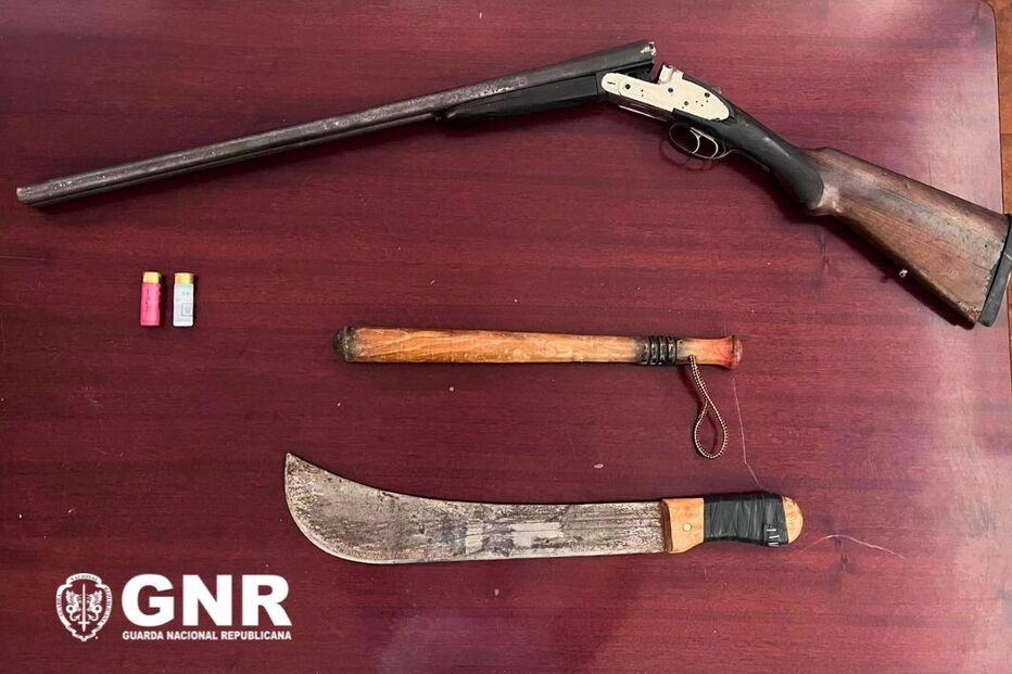 GNR apreende catana, espingarda e bastão de madeira a homem detido por ameaças