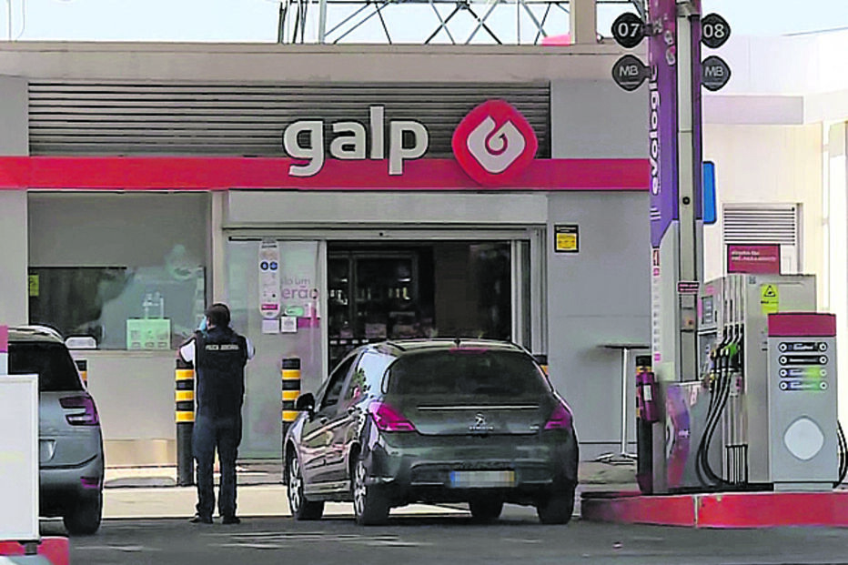 Agente da Polícia Judicial em posto Galp, possivelmente relacionado com assalto