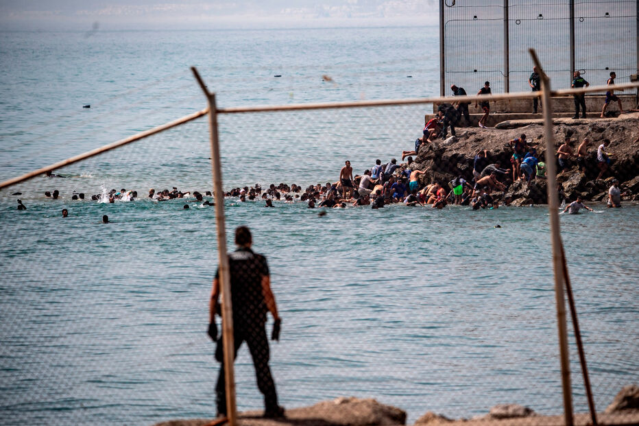 Centenas de migrantes marroquinos chegaram hoje a Ceuta a nado
