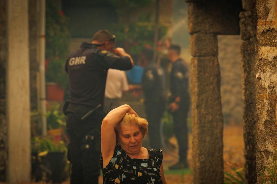 População em Valpaços retirada de casa por elementos da GNR devido ao aproximar das chamas 