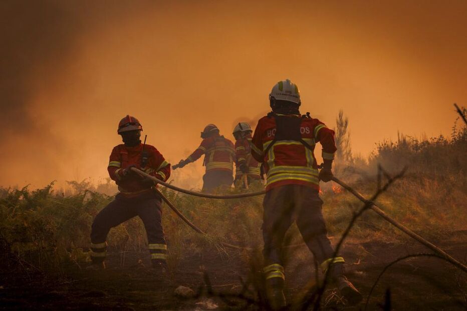 Bombeiros combatem incêndio em Valpaços 
