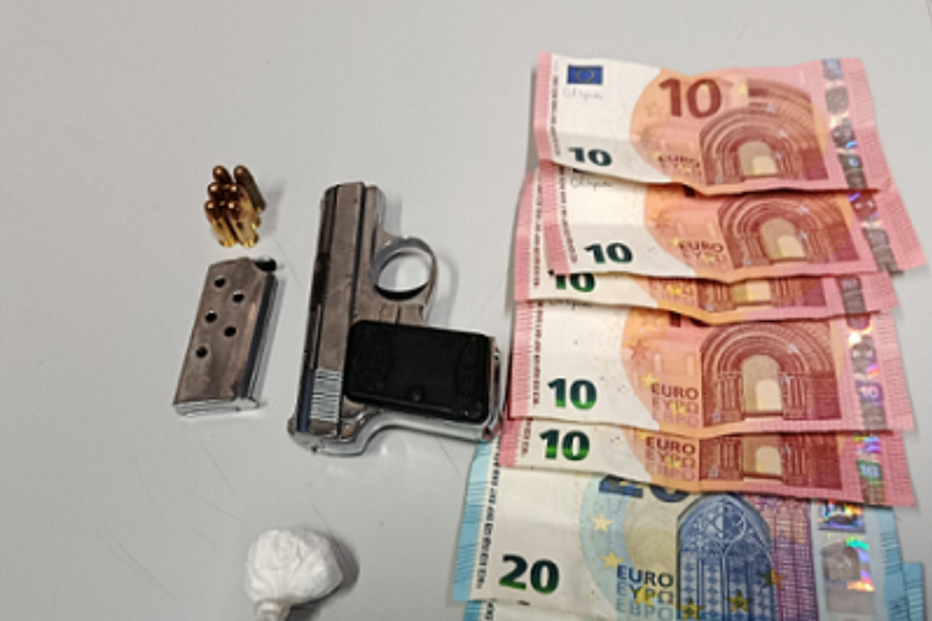 Jovem detido com arma proibida, droga e 90 euros