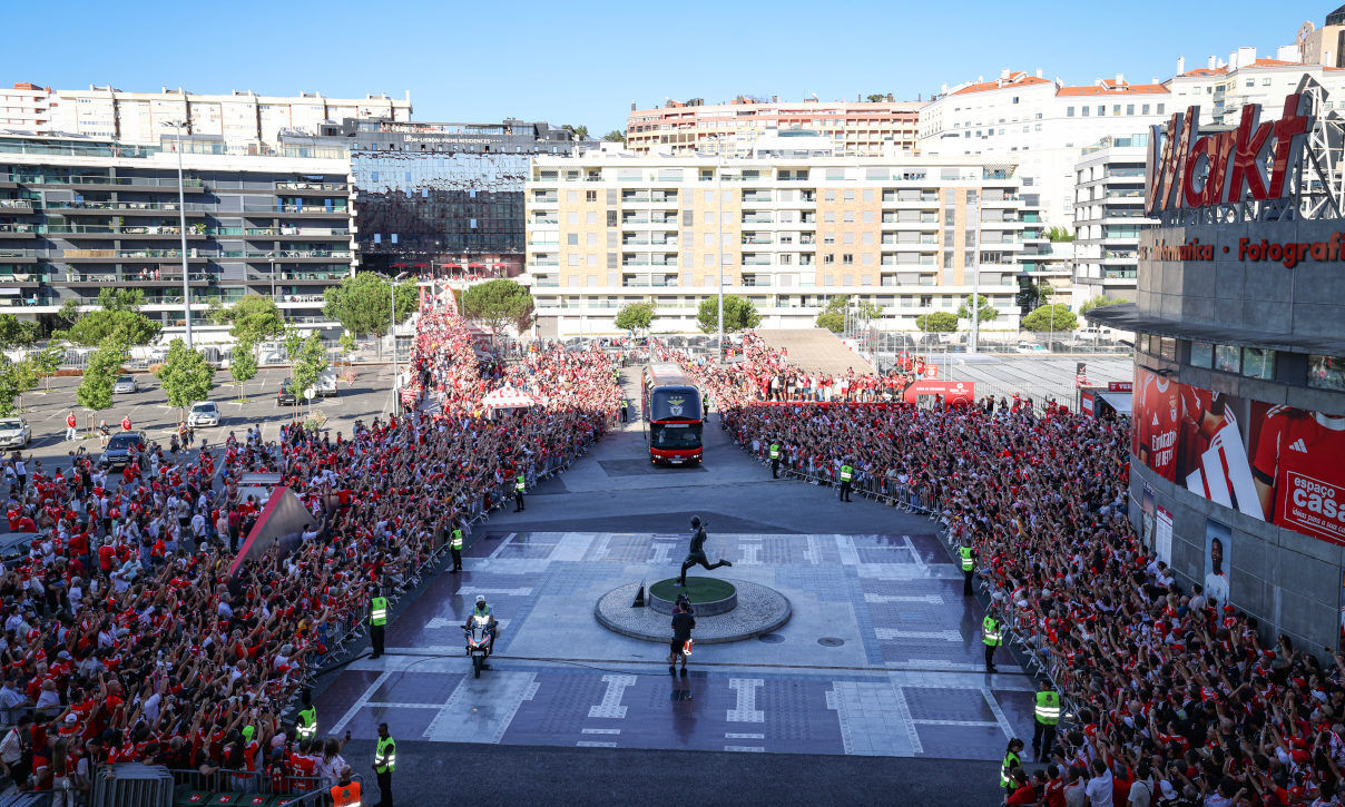 Benfica Fans Greet Squad With Torches Before Viseu Clash