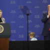 <![CDATA[ "Não quero que faça como o Biden": Trump corre para impedir criança antes de cair do palco ]]>