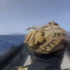 <![CDATA[ 421 kg de cocaína atirados ao mar de lancha em fuga à Marinha ]]>