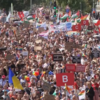 <![CDATA[ Milhares de pessoas marcham pelas ruas de Praga para celebrar o Orgulho com muita cor ]]>