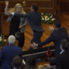 <![CDATA[ Momento insólito no Parlamento do Kosovo com deputado a atirar ovos contra primeiro-ministro ]]>