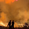 <![CDATA[ Imagens impressionantes mostram incêndio florestal de grandes dimensões perto da capital da Albânia ]]>