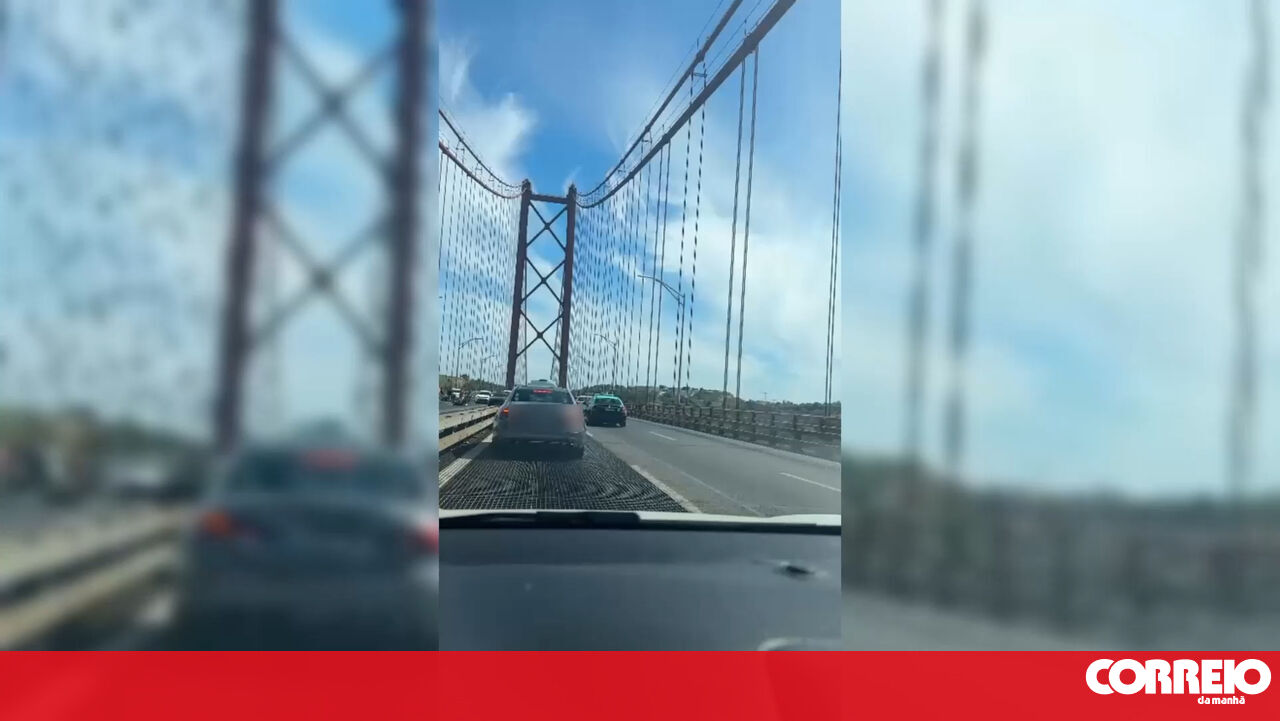 <![CDATA[ Trânsito condicionado na Ponte 25 de Abril devido a acidente com motociclo ]]>
