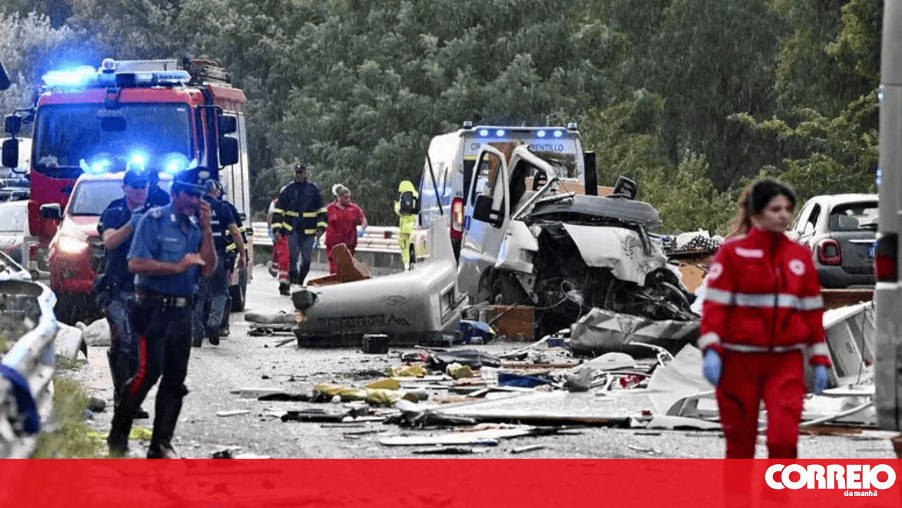 <![CDATA[ Veículo em contramão provoca colisão em cadeia em Itália. Seis pessoas morreram e 26 ficaram feridas ]]>