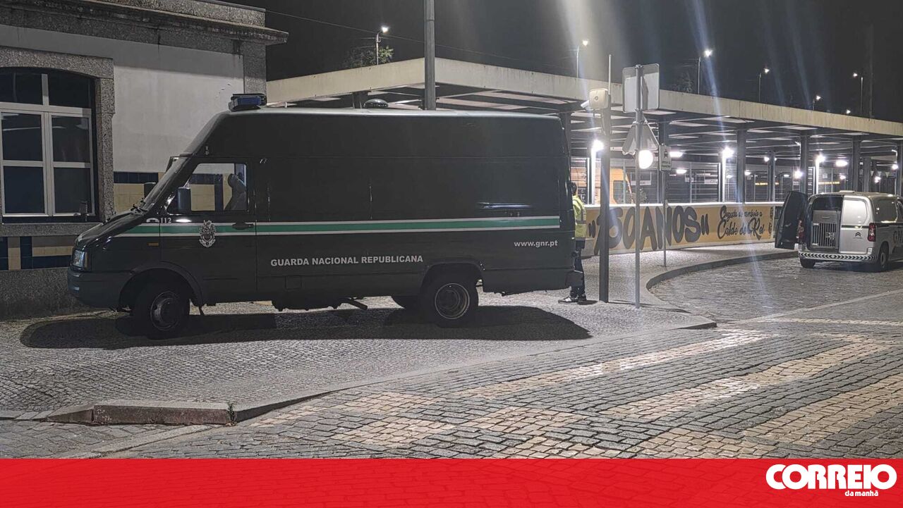 <![CDATA[ Mala suspeita alarma passageiros de comboio em Lousada ]]>