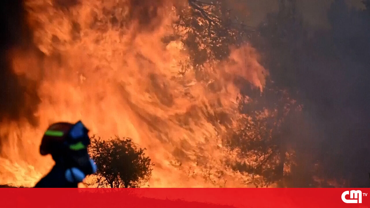 <![CDATA[ Ventos fortes agravam incêndio na Grécia ]]>