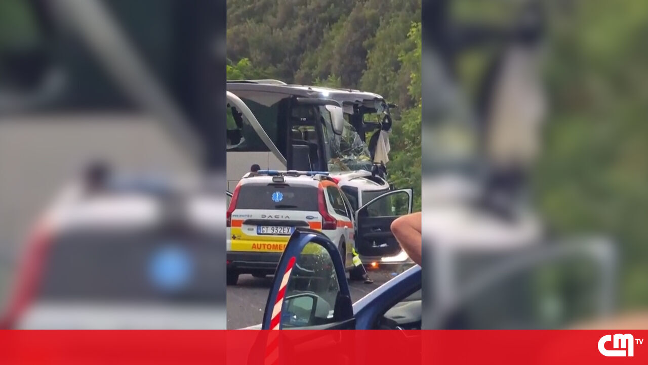 <![CDATA[ Vídeo mostra aparato policial onde ocorreu colisão frontal entre autocarro e autocaravana em Itália. Seis pessoas morreram ]]>