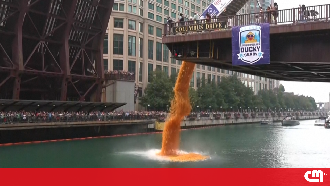 <![CDATA[ Milhares de patos de borracha lançados ao rio de Chicago em corrida solidária ]]>