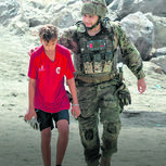 Militar acompanha um dos últimos jovens a chegar a Ceuta 
