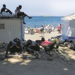 Migrantes provenientes de Marrocos continuam nas praias em Ceuta 