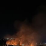 Um incêndio está a deflagrar desde o final da tarde deste domingo em Vila Franca de Xira