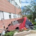 Autocarro desgovernado embate contra hospital de Tomar. Há quatro feridos