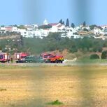 Veículo de emergência a caminho de um avião acidentado em pista