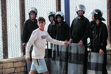 Jovens em Ceuta encaram a polícia enquanto tentam entrar na Europa