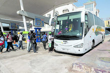 Migrantes regressam a Marrocos de autocarro, depois da intervenção das autoridades 