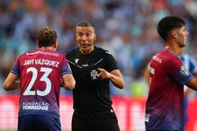 Árbitro admoesta Javi Vazquez em jogo no Estádio Cidade de Coimbra