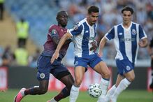 Jogadores do FC Porto disputam a posse de bola em Coimbra