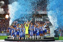 Equipa do FC Porto levanta a Supertaça após vencer o Torreense