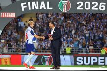 FC Porto comemora a Supertaça após vitória contra Torreense