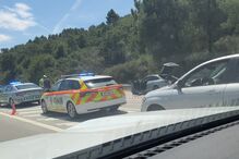 Jovem esfaqueia pai na autoestrada durante viagem de férias