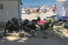 'Tenho fome e sede, mas vou resistir até cair': Milhares de migrantes continuam em Ceuta na esperança de chegar à Europa 