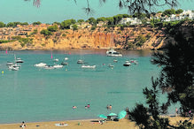 Cristina Ferreira descansa numa praia com barcos e casas na encosta