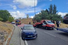 Homem atropelado por carro e carrinha junto ao centro comercial Colombo