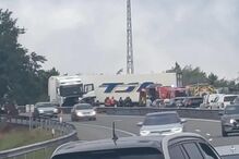 A4 cortada após colisão entre camião e carro em Valongo