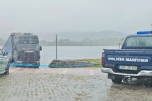 Camião parcialmente submerso com lancha voadora no interior apreedido no rio Minho