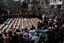 Funeral em massa de 112 palestinianos mortos em ataque israelita em 2023 em Gaza
