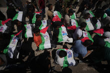 Funeral em massa de 112 palestinianos mortos em ataque israelita em 2023 em Gaza