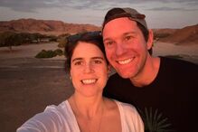 Princesa Eugenie e Jack Brooksbank em paisagem desértica