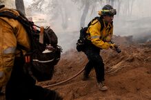 Bombeiros combatem incêndios nos EUA em meio a condições meteorológicas desfavoráveis