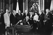 Cerimónia da assinatura da 'Voting Rights Act' pelo Presidente Lyndon Johnson, em 6 de agosto de 1965